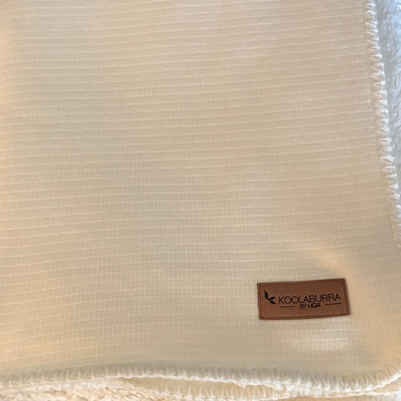Koolaburra by UGG Soft Cream Throw - Picture 1 of 3